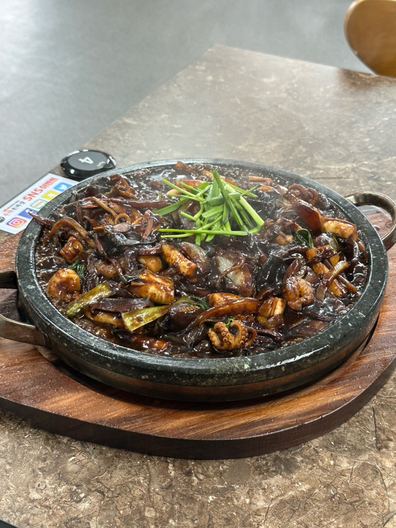 King Rib Jjajang in Daegu: Mind-Blowing Seafood